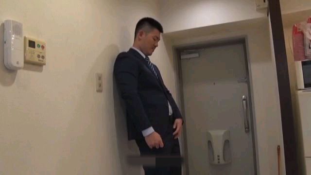 劇情，帥壯西裝男下班回家就在淫蕩的自慰，被隔壁聽到了，過來操他的騷逼！上集