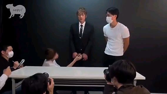 帥哥在現場露出雞巴示範，記者都來輪幹，2